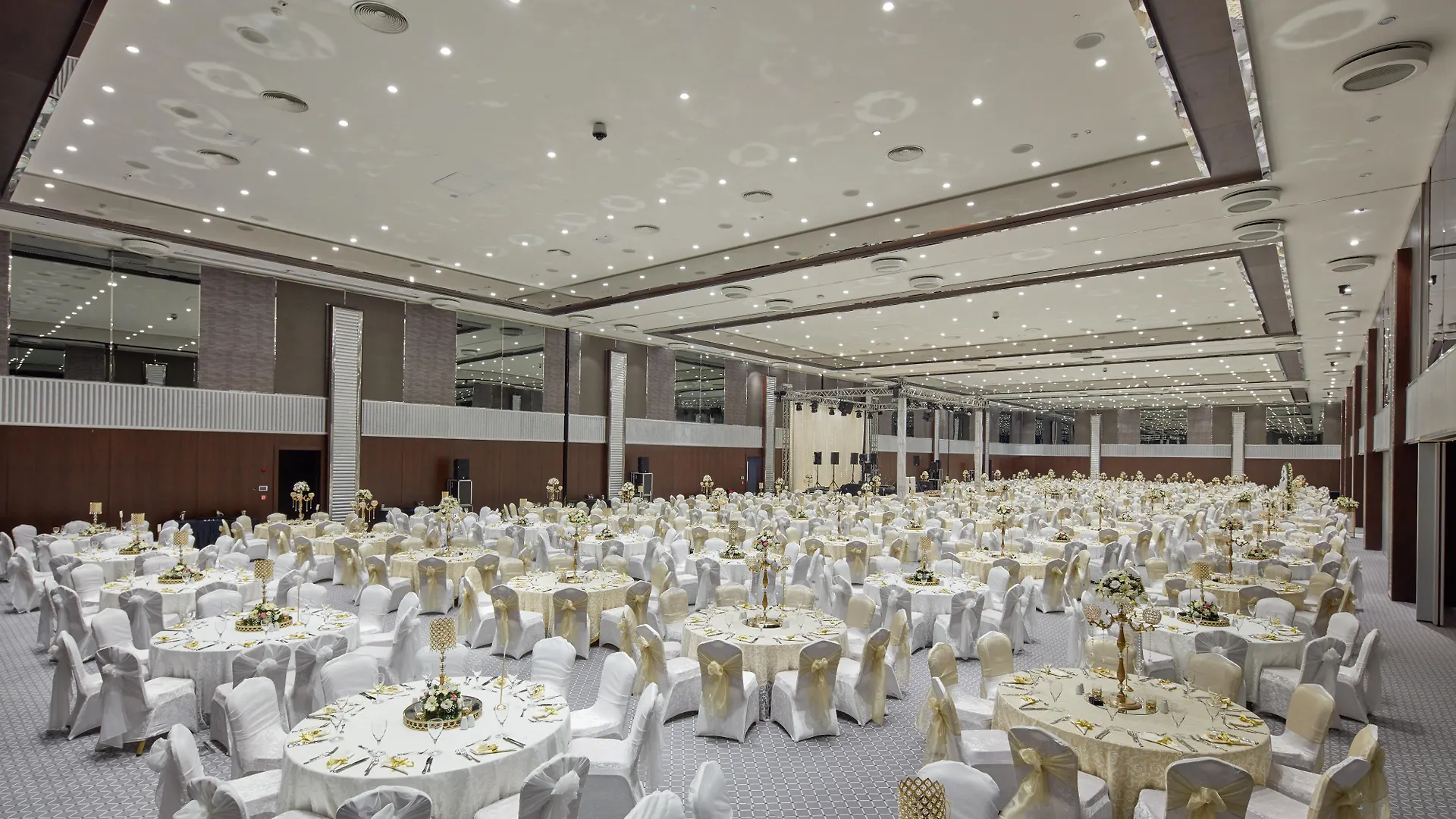 Pullman Istanbul Hotel & Convention Center 5*,