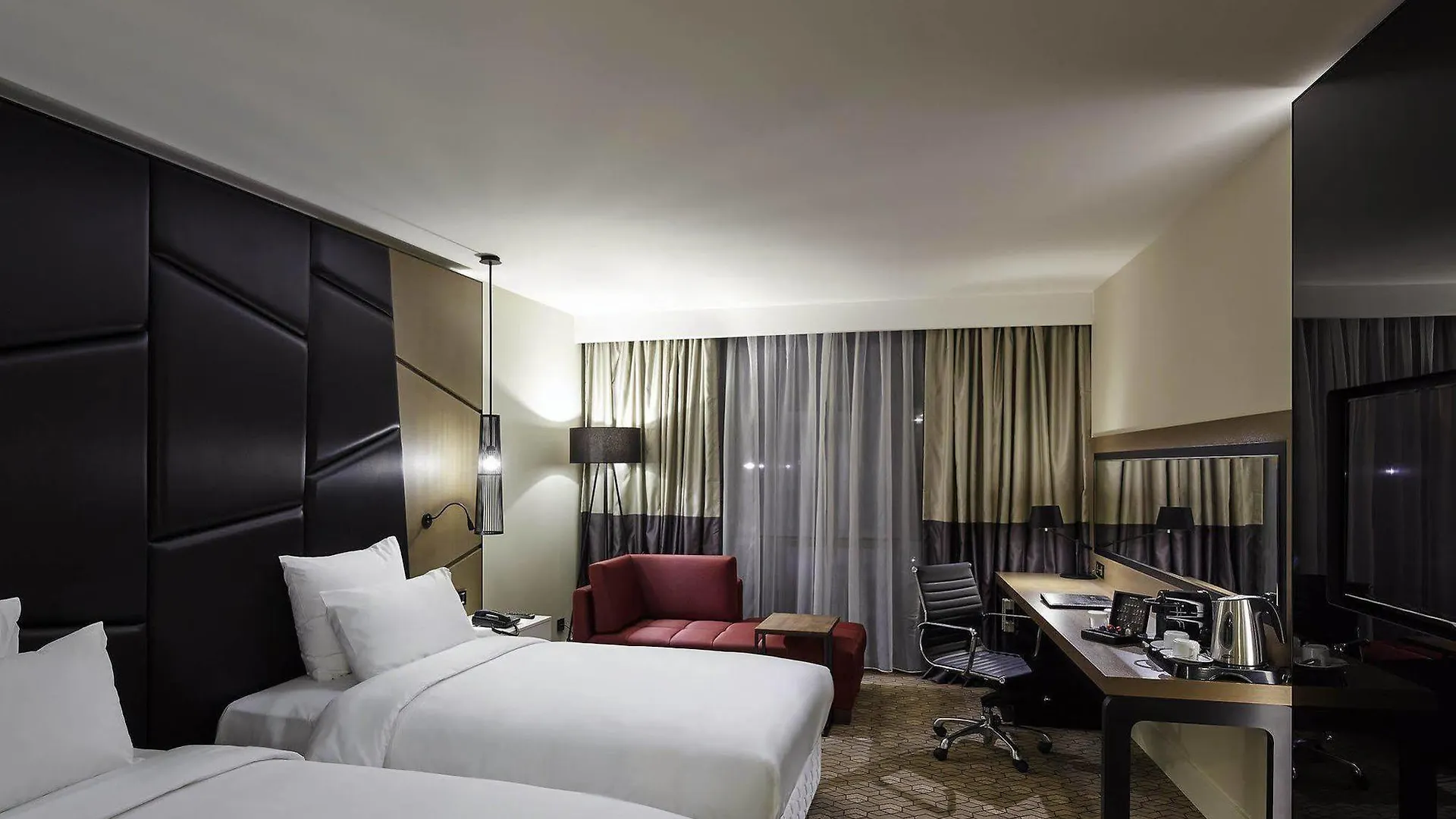 Pullman Istanbul Hotel & Convention Center 5*,